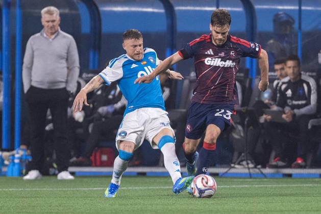 MLS, Fussball Herren, USA 2026: New England At Charlotte FC May 23 May 23, 2026: Charlotte FC midfielder Pep Biel (16) goes for the ball against New England Revolution defender Will Sands (23) during the second half of the Major League Soccer match up at Bank of America Stadium in Charlotte, NC. (Scott Kinser CSM) (Credit Image: Â Scott Kinser Cal Media) Charlotte Nc United States EDITORIAL USE ONLY Copyright: xx ZUMA-20260523_zma_c04_087.jpg ScottxKinserx csmphotothree491504