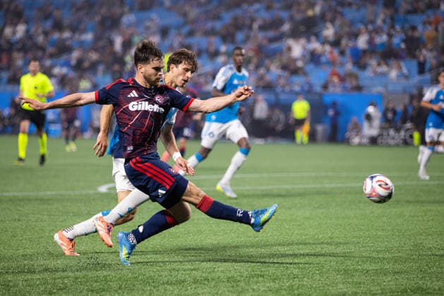 MLS, Fussball Herren, USA 2026: New England At Charlotte FC May 23 May 23, 2026: New England Revolution defender Will Sands (23) takes a shot against the Charlotte FC in the second half of the Major League Soccer match up at Bank of America Stadium in Charlotte, NC. (Scott Kinser CSM) (Credit Image: Â Scott Kinser Cal Media) Charlotte Nc United States EDITORIAL USE ONLY Copyright: xx ZUMA-20260523_zma_c04_082.jpg ScottxKinserx csmphotothree491509