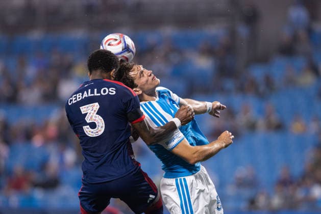 MLS, Fussball Herren, USA 2026: New England At Charlotte FC May 23 May 23, 2026: New England Revolution defender Brayan Ceballos (3) and Charlotte FC defender Will Cleary (35) battle for the header in the second half of the Major League Soccer match up at Bank of America Stadium in Charlotte, NC. (Scott Kinser CSM) (Credit Image: Â Scott Kinser Cal Media) Charlotte Nc United States EDITORIAL USE ONLY Copyright: xx ZUMA-20260523_zma_c04_080.jpg ScottxKinserx csmphotothree491511