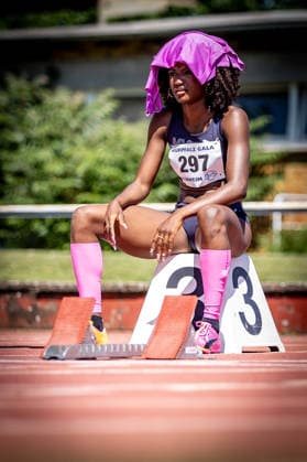 B S Kurpfalz Gala Weinheim, 23 05 2026 Daryl Ndasi GER Munich Athletics protects herself from the heat shortly before her 100m hurdles race B S Kurpfalz Gala on 23 05 2026 at the Sepp Herberger Stadium in Weinheim Baden Württemberg Copyright: xBEAUTIFULxSPORTS R.xSchmittx