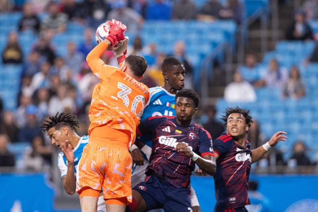 May 23, 2026: New England Revolution goalkeeper Matt Turner (30) grabs the ball during the first half against the Charlotte FC in the Major League Soccer match up at Bank of America Stadium in Charlotte, NC. ( CSM) MLS, Fussball Herren, USA 2026: New England At Charlotte FC May 23  - ZUMAc04_ 20260523_zma_c04_058 Copyright: xScottxKinserx