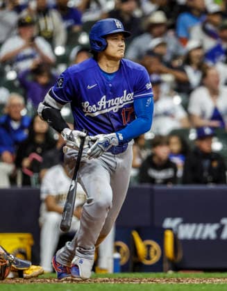 Los Angeles Dodgers designated hitter Shohei Ohtani hits an RBI single in the ninth inning of the MLB, Baseball Herren, USA game between the Los Angeles Dodgers and the Milwaukee Brewers at American Family Field in Milwaukee, Wisconsin on Saturday, May 23, 2026. The Dodgers defeated the Brewers 11-3.  MIL20260523841 TANNENxMAURY