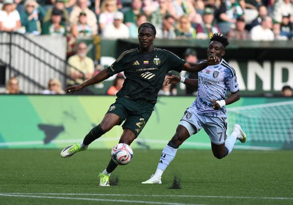 PORTLAND, OR - MAY 23: Portland Timbers defender Jimer Fory (27) controls the ball against San Jose Earthquakes forward Ousseni Bouda (7) during a MLS, Fussball Herren, USA match between the Portland Timbers and San Jose Earthquakes on May 23, 2026 at Providence Park in Portland, Oregon. (Photo by Brian Murphy Icon Sportswire) SOCCER: MAY 23 MLS Portland Timbers vs San Jose Earthquakes EDITORIAL USE ONLY Icon2605231407