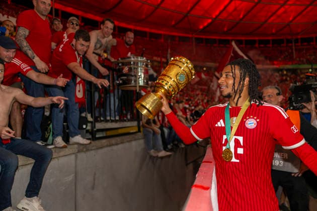 23 05 2026, Football DFB Pokal 2025 2026, Final, FC Bayern Munich VfB Stuttgart, in the Olympiastadion Berlin FC Bayern celebrates the cup victory with their fans after the victory against Stuttgart Michael Olise FC Bayern Munich with the cup with the fans