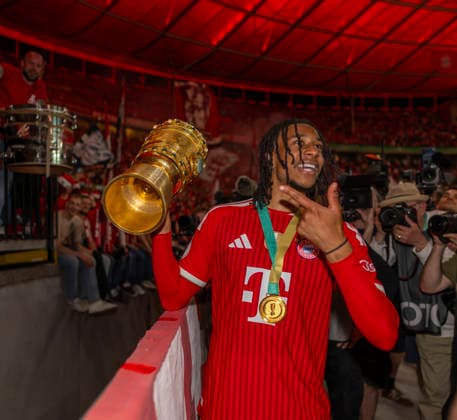 23 05 2026, Football DFB Pokal 2025 2026, Final, FC Bayern Munich VfB Stuttgart, in the Olympiastadion Berlin FC Bayern celebrates the cup victory with their fans after the victory against Stuttgart Michael Olise FC Bayern Munich with the cup with the fans
