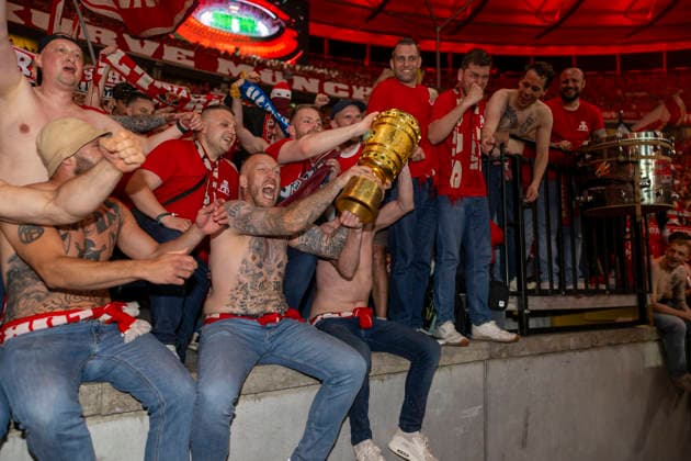 23 05 2026, Football DFB Cup 2025 2026, Final, FC Bayern Munich VfB Stuttgart, at the Olympiastadion Berlin FC Bayern celebrates the cup victory with their fans after the win against Stuttgart Fans with the cup