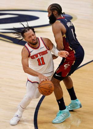 NBA, Basketball Herren, USA East Conference Finals Game 3 - New York Knicks at Cleveland Cavaliers New York Knicks guard Jalen Brunson (L) drives to the basket against Cleveland Cavaliers guard James Harden (R) during game 3 of the NBA East Conference Finals between the Cleveland Cavaliers and the New York Knicks in Cleveland, Ohio, USA, 23 May 2026. Cleveland United States  Copyright: xDAVIDxMAXWELLx