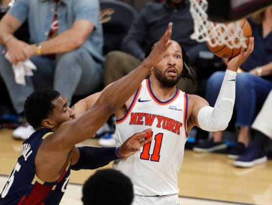 NBA, Basketball Herren, USA East Conference Finals Game 3 - New York Knicks at Cleveland Cavaliers New York Knicks guard Jalen Brunson (R) shoots against Cleveland Cavaliers guard Donovan Mitchell (L) during game 3 of the NBA East Conference Finals between the Cleveland Cavaliers and the New York Knicks in Cleveland, Ohio, USA, 23 May 2026. Cleveland United States  Copyright: xDAVIDxMAXWELLx
