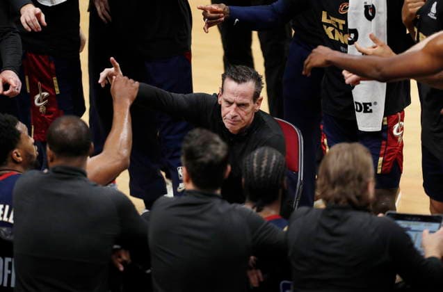 NBA, Basketball Herren, USA East Conference Finals Game 3 - New York Knicks at Cleveland Cavaliers Cleveland Cavaliers head coach Kenny Atkinson (C) in action during game 3 of the NBA East Conference Finals between the Cleveland Cavaliers and the New York Knicks in Cleveland, Ohio, USA, 23 May 2026. Cleveland United States  Copyright: xDAVIDxMAXWELLx