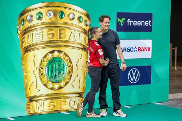 23 05 2026, Football, 83 DFB Pokal Final, FC Bayern München VfB Stuttgart, Olympioastadion Berlin, Season 2025 2026 Prominent guests walking the green carpet before the match DFB regulations prohibit any use of photographs as image sequences and or quasi video Berlin Germany