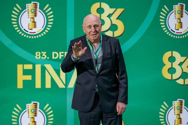 23 05 2026, Football, 83 DFB Pokal Final, FC Bayern München VfB Stuttgart, Olympioastadion Berlin, Season 2025 2026 Dieter Hoeneß walking over the Green Carpet before the match DFB regulations prohibit any use of photographs as image sequences and or quasi video Berlin Germany