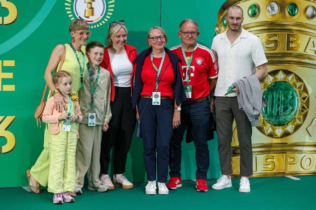 23 05 2026, Football, 83 DFB Pokal Final, FC Bayern München VfB Stuttgart, Olympioastadion Berlin, Season 2025 2026 Prominent guests walking the green carpet before the match DFB regulations prohibit any use of photographs as image sequences and or quasi video Berlin Germany