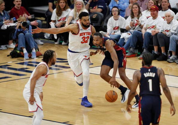 NBA, Basketball Herren, USA East Conference Finals Game 3 - New York Knicks at Cleveland Cavaliers New York Knicks center forward Karl-Anthony Towns (C-L) defends Cleveland Cavaliers center Evan Mobley (C-R) as New York Knicks guard Jalen Brunson (L) and Cleveland Cavaliers guard James Harden (R) look on during game 3 of the NBA East Conference Finals between the Cleveland Cavaliers and the New York Knicks in Cleveland, Ohio, USA, 23 May 2026. Cleveland United States  Copyright: xDAVIDxMAXWELLx
