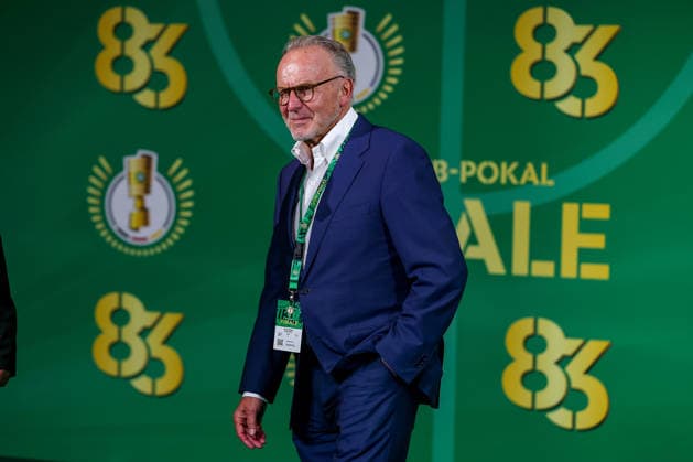 23 05 2026, Football, 83 DFB Pokal Final, FC Bayern München VfB Stuttgart, Olympioastadion Berlin, Season 2025 2026 Member of the Supervisory Board Karl Heinz Rummenigge FC Bayern Muenchen walking across the Green Carpet before the match DFB regulations prohibit any use of photographs as image sequences and or quasi video Berlin Germany