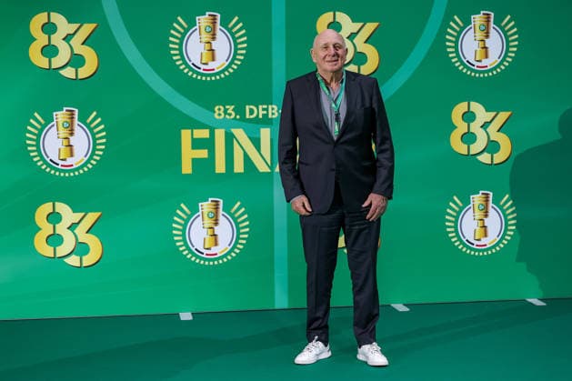 23 05 2026, Football, 83 DFB Pokal Final, FC Bayern München VfB Stuttgart, Olympioastadion Berlin, Season 2025 2026 Dieter Hoeneß walking over the Green Carpet before the match DFB regulations prohibit any use of photographs as image sequences and or quasi video Berlin Germany