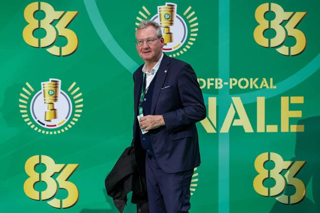 23 05 2026, Football, 83 DFB Pokal Final, FC Bayern München VfB Stuttgart, Olympioastadion Berlin, Season 2025 2026 Prominent guests walking the green carpet before the match DFB regulations prohibit any use of photographs as image sequences and or quasi video Berlin Germany