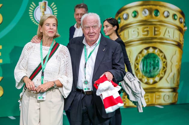 23 05 2026, Football, 83 DFB Pokal Final, FC Bayern München VfB Stuttgart, Olympioastadion Berlin, Season 2025 2026 Prominent guests walking the green carpet before the match DFB regulations prohibit any use of photographs as image sequences and or quasi video Berlin Germany