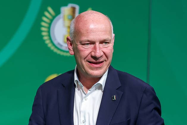 23 05 2026, Football, 83 DFB Cup Final, FC Bayern Munich VfB Stuttgart, Olympioastadion Berlin, Season 2025 2026 Mayor Mayor Kai Wegner walking across the Green Carpet before the match DFB regulations prohibit any use of photographs as image sequences and or quasi video Berlin Germany