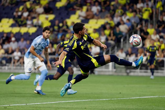 NASHVILLE, TN - MAY 23: Nashville SC defender Daniel Lovitz (2) tries to one-touch a shot in front of the goal during a match between Nashville SC and New York City Football Club, May 23, 2026, at GEODIS Park in Nashville, Tennessee. (Photo by Matthew Maxey Icon Sportswire) SOCCER: MAY 23 MLS, Fussball Herren, USA Nashville SC vs New York City FC EDITORIAL USE ONLY Icon26052319