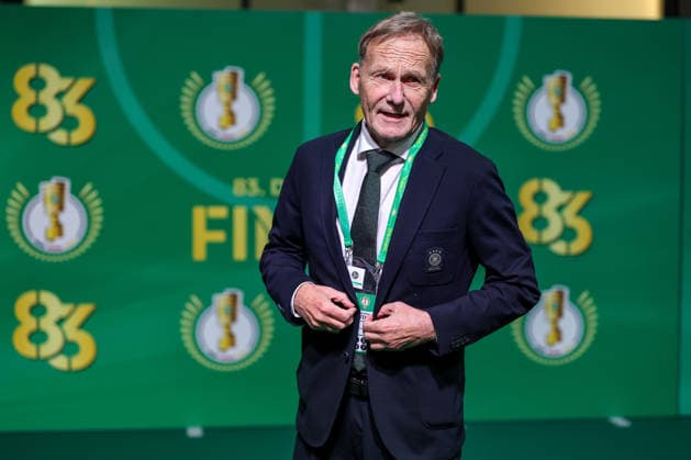 23 05 2026, Football, 83 DFB Cup Final, FC Bayern Munich VfB Stuttgart, Olympioastadion Berlin, Season 2025 2026 Vice President Hans Joachim Watzke President BVB walking the Green Carpet before the match DFB regulations prohibit any use of photographs as image sequences and or quasi video Berlin Germany