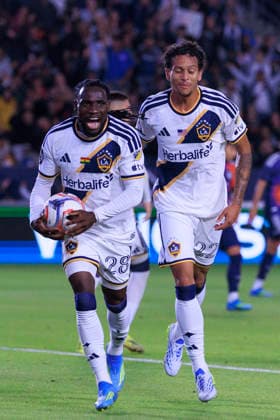 May 23, 2026, Carson, California, USA: Joseph Paintsil 28 and Elijah Wynder 22 of the LA Galaxy celebrate their goal during their regular season MLS, Fussball Herren, USA game against the Houston Dynamo FC on Saturday May 23, 2026 at the Dignity Health Sports Park Stadium in Carson, California. ARIANA RUIZ PI Carson USA - ZUMAp124 20260523_zaa_p124_002 Copyright: xArianaxRuizx