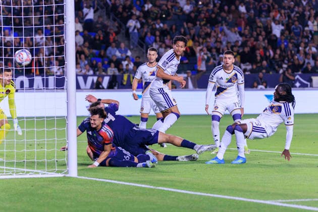 May 23, 2026, Carson, California, USA: Joseph Paintsil 28 of the LA Galaxy scores a goal during their regular season MLS, Fussball Herren, USA game against the Houston Dynamo FC on Saturday May 23, 2026 at the Dignity Health Sports Park Stadium in Carson, California. ARIANA RUIZ PI LA Galaxy Vs. Houston Dynamo  - ZUMAp124 20260523_zaa_p124_003 Copyright: xArianaxRuizx