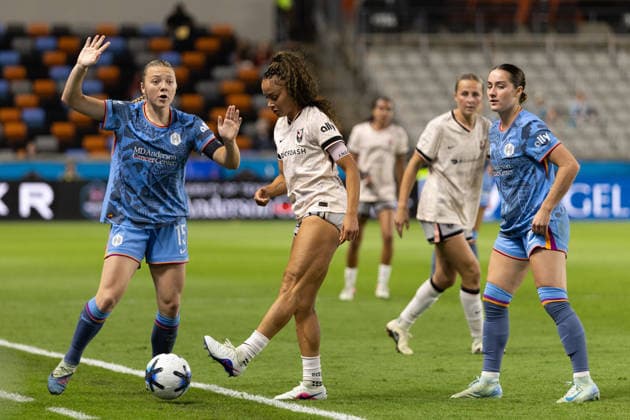 May 23, 2026, Houston, Texas, USA: Houston Dash defender AVERY PATTERSON (15) signals an out by Angel City attacker SYDNEY LEROUX (2) during the second half of an NWSL match between Angel City FC and the Houston Dash on May 23, 2026, at Shell Energy Stadium in Houston, Texas. Houston USA - ZUMAg287 20260523_zsp_g287_061 Copyright: xMatthewxGuzmanx