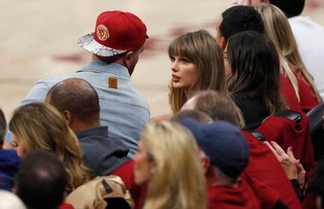 NBA, Basketball Herren, USA East Conference Finals Game 3 - New York Knicks at Cleveland Cavaliers Travis Kelce (L) and Taylor Swift (R) in attendance during game 3 of the NBA East Conference Finals between the Cleveland Cavaliers and the New York Knicks in Cleveland, Ohio, USA, 23 May 2026. Cleveland United States  Copyright: xDAVIDxMAXWELLx