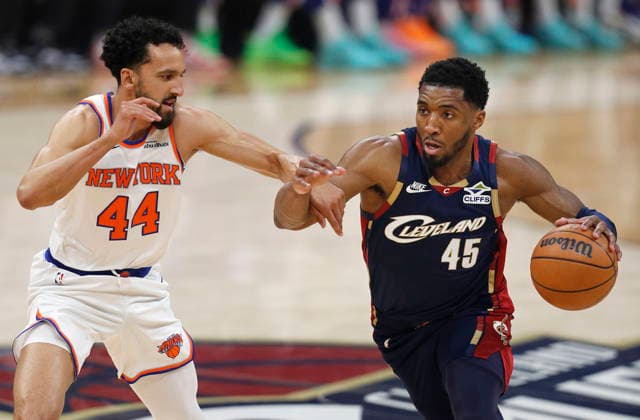 NBA, Basketball Herren, USA East Conference Finals Game 3 - New York Knicks at Cleveland Cavaliers New York Knicks guard Landry Shamet (L) defends Cleveland Cavaliers guard Donovan Mitchell (R) during game 3 of the NBA East Conference Finals between the Cleveland Cavaliers and the New York Knicks in Cleveland, Ohio, USA, 23 May 2026. Cleveland United States  Copyright: xDAVIDxMAXWELLx