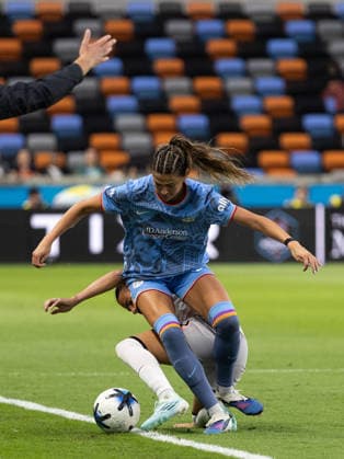 May 23, 2026, Houston, Texas, USA: Houston Dash midfielder MAGGIE GRAHAM (19) fights Angel City for the ball during the first half of an NWSL match between Angel City FC and the Houston Dash on May 23, 2026, at Shell Energy Stadium in Houston, Texas. Houston USA - ZUMAg287 20260523_zsp_g287_054 Copyright: xMatthewxGuzmanx
