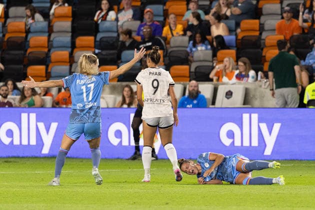 May 23, 2026, Houston, Texas, USA: Houston Dash defender LISA BOATTIN (27) lays on the floor after an injury during the second half of an NWSL match between Angel City FC and the Houston Dash on May 23, 2026, at Shell Energy Stadium in Houston, Texas. Houston USA - ZUMAg287 20260523_zsp_g287_057 Copyright: xMatthewxGuzmanx
