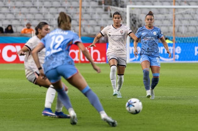 May 23, 2026, Houston, Texas, USA: Houston Dash defender LISA BOATTIN (27) and Angel City midfielder defender EMILY SAMS (6) stare down the ball in the first half of an NWSL match between Angel City FC and the Houston Dash on May 23, 2026, at Shell Energy Stadium in Houston, Texas. Houston USA - ZUMAg287 20260523_zsp_g287_058 Copyright: xMatthewxGuzmanx
