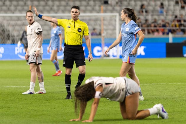 May 23, 2026, Houston, Texas, USA: An official holds the game after Angel City attacker SYDNEY LEROUX (2) gets up from the ground during the second half of an NWSL match between Angel City FC and the Houston Dash on May 23, 2026, at Shell Energy Stadium in Houston, Texas. Houston USA - ZUMAg287 20260523_zsp_g287_043 Copyright: xMatthewxGuzmanx