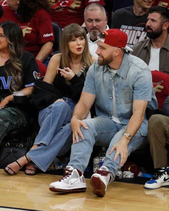 NBA, Basketball Herren, USA East Conference Finals Game 3 - New York Knicks at Cleveland Cavaliers Travis Kelce (R) and Taylor Swift (L) in attendance during game 3 of the NBA East Conference Finals between the Cleveland Cavaliers and the New York Knicks in Cleveland, Ohio, USA, 23 May 2026. Cleveland United States  Copyright: xDAVIDxMAXWELLx
