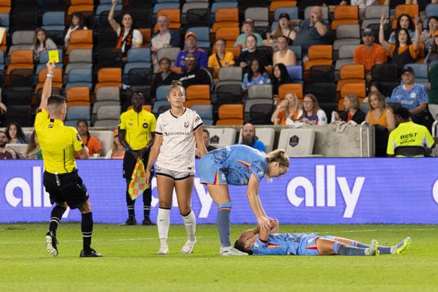 May 23, 2026, Houston, Texas, USA: Houston Dash defender LISA BOATTIN (27) lays on the floor after an injury during the second half of an NWSL match between Angel City FC and the Houston Dash on May 23, 2026, at Shell Energy Stadium in Houston, Texas. Houston USA - ZUMAg287 20260523_zsp_g287_036 Copyright: xMatthewxGuzmanx
