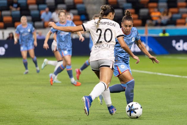 May 23, 2026, Houston, Texas, USA: Houston Dash defender LISA BOATTIN (27) fights Angel City defender GISELE THOMPSON (20) during the first half of an NWSL match between Angel City FC and the Houston Dash on May 23, 2026, at Shell Energy Stadium in Houston, Texas. Houston USA - ZUMAg287 20260523_zsp_g287_041 Copyright: xMatthewxGuzmanx