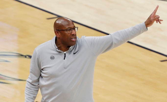 NBA, Basketball Herren, USA East Conference Finals Game 3 - New York Knicks at Cleveland Cavaliers New York Knicks head coach Mike Brown in action during game 3 of the NBA East Conference Finals between the Cleveland Cavaliers and the New York Knicks in Cleveland, Ohio, USA, 23 May 2026. Cleveland United States  Copyright: xDAVIDxMAXWELLx