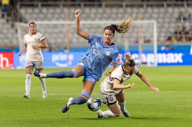 May 23, 2026, Houston, Texas, USA: Houston Dash midfielder MAGGIE GRAHAM (19) collides with Angel City midfielder NEALY MARTIN (14) during the first half of an NWSL match between Angel City FC and the Houston Dash on May 23, 2026, at Shell Energy Stadium in Houston, Texas. Houston USA - ZUMAg287 20260523_zsp_g287_026 Copyright: xMatthewxGuzmanx