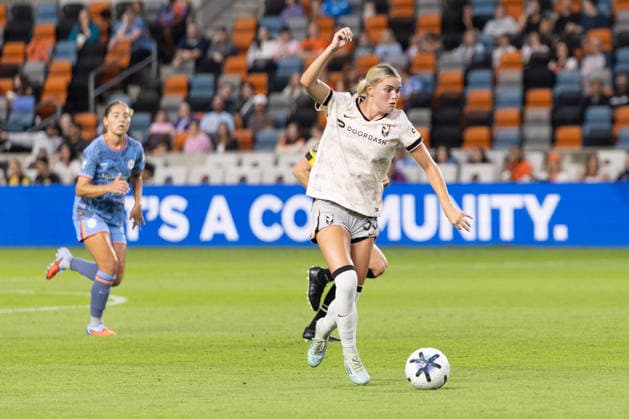 May 23, 2026, Houston, Texas, USA: Angel City attacker RILEY TIERNAN (33) runs with the ball during the first half of an NWSL match between Angel City FC and the Houston Dash on May 23, 2026, at Shell Energy Stadium in Houston, Texas. Houston USA - ZUMAg287 20260523_zsp_g287_028 Copyright: xMatthewxGuzmanx