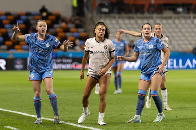 May 23, 2026, Houston, Texas, USA: Houston Dash defender AVERY PATTERSON (15) signals an out by Angel City attacker SYDNEY LEROUX (2) during the second half of an NWSL match between Angel City FC and the Houston Dash on May 23, 2026, at Shell Energy Stadium in Houston, Texas. Houston USA - ZUMAg287 20260523_zsp_g287_025 Copyright: xMatthewxGuzmanx