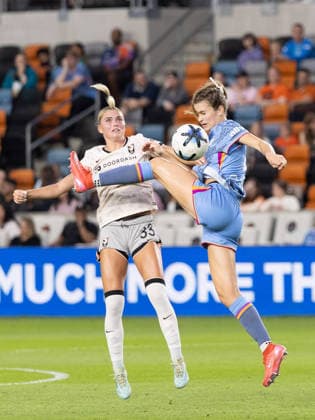 May 23, 2026, Houston, Texas, USA: Houston Dash defender LEAH KLENKE (4) fights Angel City attacker RILEY TIERNAN (33) during the first half of an NWSL match between Angel City FC and the Houston Dash on May 23, 2026, at Shell Energy Stadium in Houston, Texas. Houston USA - ZUMAg287 20260523_zsp_g287_019 Copyright: xMatthewxGuzmanx