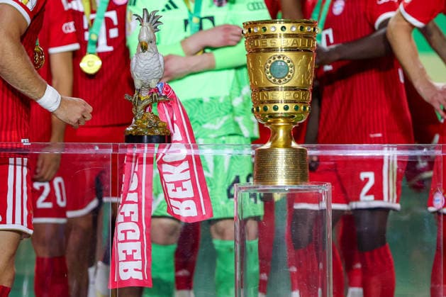 23 05 2026, Football, 83 DFB Pokal Final, FC Bayern München VfB Stuttgart, Olympioastadion Berlin, Saison 2025 2026 Kakadu neben Pokal DFB regulations prohibit any use of photographs as image sequences and or quasi video Berlin Germany