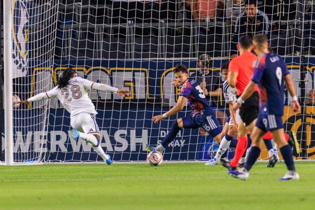 May 23, 2026, Carson, California, USA: Joseph Paintsil 28 of the LA Galaxy kicks the ball for a goal during their regular season MLS, Fussball Herren, USA match against the Houston Dynamo on Saturday May 23, 2026 at Dignity Health Sports Park Stadium in Carson, California. JAVIER ROJAS PI Carson USA - ZUMAp124 20260523_zaa_p124_011 Copyright: xJavierxRojasx