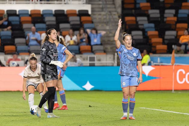 May 23, 2026, Houston, Texas, USA: Houston Dash defender PAIGE NIELSEN (14) signals an out by Angel City during the first half of an NWSL match between Angel City FC and the Houston Dash on May 23, 2026, at Shell Energy Stadium in Houston, Texas. Houston USA - ZUMAg287 20260523_zsp_g287_016 Copyright: xMatthewxGuzmanx