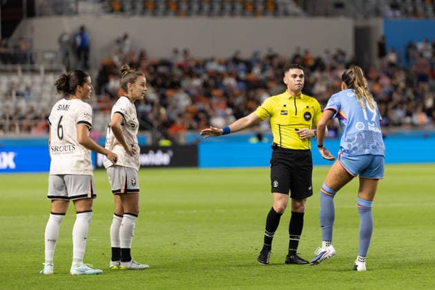 May 23, 2026, Houston, Texas, USA: Official talks to Houston Dash midfielder MAGGIE GRAHAM (19) and Angel City midfielder NEALY MARTIN (14) after a collision during the first half of an NWSL match between Angel City FC and the Houston Dash on May 23, 2026, at Shell Energy Stadium in Houston, Texas. Houston USA - ZUMAg287 20260523_zsp_g287_013 Copyright: xMatthewxGuzmanx