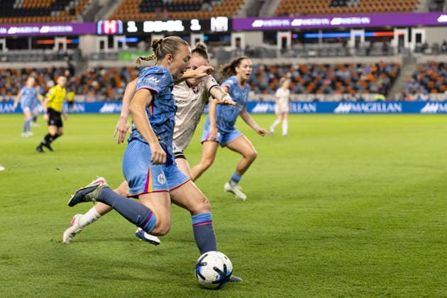 May 23, 2026, Houston, Texas, USA: Houston Dash defender AVERY PATTERSON (15) fights for the ball during the second half of an NWSL match between Angel City FC and the Houston Dash on May 23, 2026, at Shell Energy Stadium in Houston, Texas. Houston USA - ZUMAg287 20260523_zsp_g287_009 Copyright: xMatthewxGuzmanx