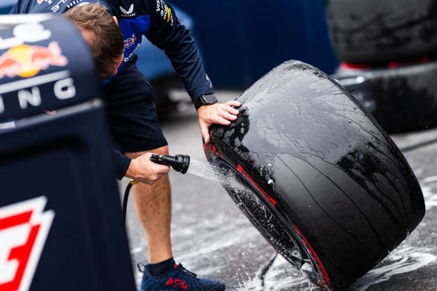 Montreal Formula 1 Canada Grand Prix - Qualifying This photo illustrates a Red Bull team mechanic cleaning a Formula 1 tire with a water jet after the qualifying session for the 2026 Formula 1 Grand Prix du Canada at Circuit Gilles-Villeneuve in Montreal, Quebec, Canada, on May 23, 2026. Photo by Alexis Jumeau ABACAPRESS.COM Montreal Quebec Canada  Copyright: xJumeauxAlexis ABACAx