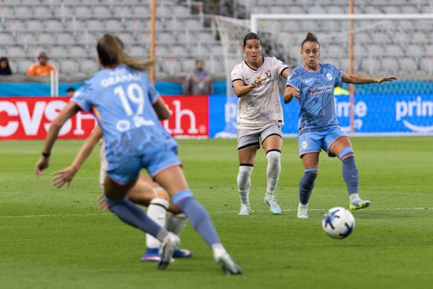 May 23, 2026, Houston, Texas, USA: Houston Dash defender LISA BOATTIN (27) and Angel City midfielder defender EMILY SAMS (6) stare down the ball in the first half of an NWSL match between Angel City FC and the Houston Dash on May 23, 2026, at Shell Energy Stadium in Houston, Texas. Houston USA - ZUMAg287 20260523_zsp_g287_007 Copyright: xMatthewxGuzmanx