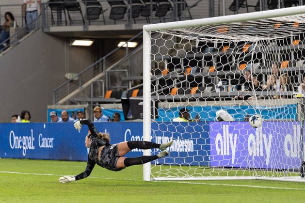 May 23, 2026, Houston, Texas, USA: Houston Dash goalkeeper CAROLINE DELISLE (40) misses a goal by Angel City attacker CASEY PHAIR (9) during the first half of an NWSL match between Angel City FC and the Houston Dash on May 23, 2026, at Shell Energy Stadium in Houston, Texas. Houston USA - ZUMAg287 20260523_zsp_g287_002 Copyright: xMatthewxGuzmanx