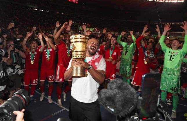Football, Men, DFB Cup Final, Season 2025 2026, FC Bayern Munich VFB Stuttgart, Olympiastadion Berlin The FC Bayern Munich team celebrates winning the DFB Cup here after the match, in the picture Vincent Kompany, coach FC Bayern Munich raises the cup in the air, in the background the team celebrating DFB, DFL regulations prohibit any use of photographs as image sequences and or quasi video